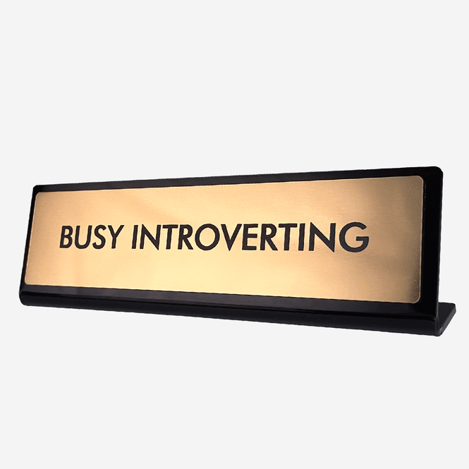 Hovedbilde Busy Introverting Kontorskilt