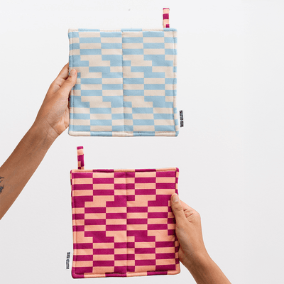 Vattert grytevklut i bomull med bølgemønster og to farger. En leken klassiker på kjøkkenet – både dekorativ og varmebestandig.