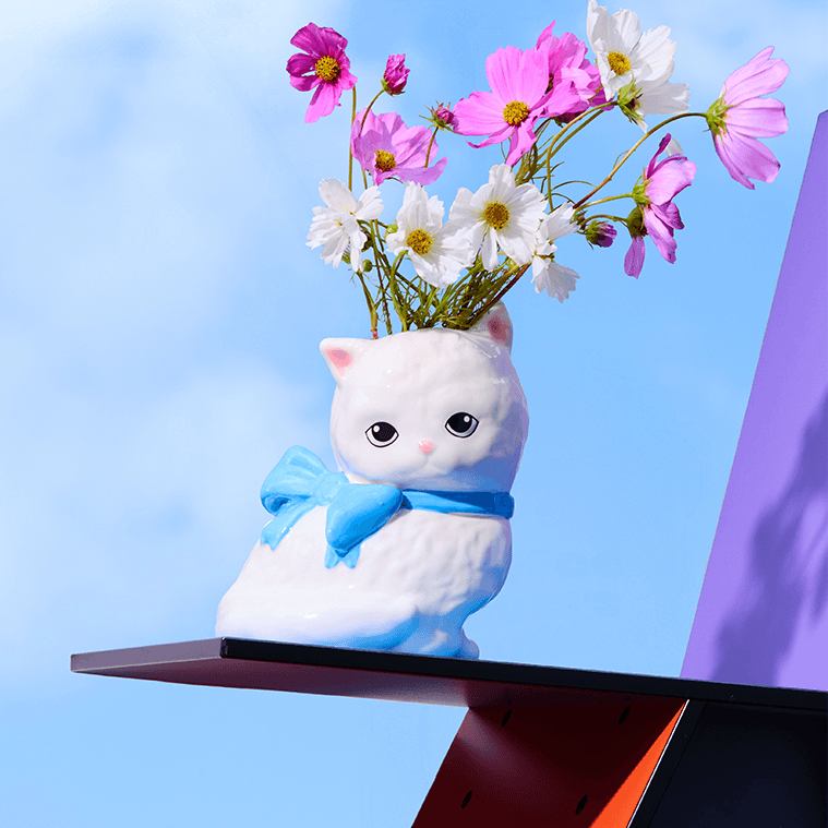 Keramisk vase i kitch-pop-stil med kattmotiv fra Fluid Market. 22 x 15 x 13 cm.