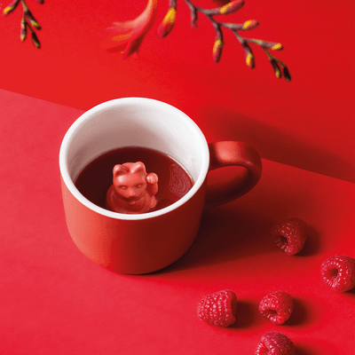 Start dagen med litt hell og lykke med de kuleste kaffekoppene Lucky Mugs. Etter hvert som du drikker fra koppen, stikker katten hodet ut av drikken og ønsker deg en god dag.   Materiale: Porselen Størrelse: 9,5 x 12 x 7 cm