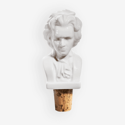 En gøyal vinstopper formet som Beethoven. Vinstopperen holder vinen god helt til siste dråpe, og er laget av porselen og kork.