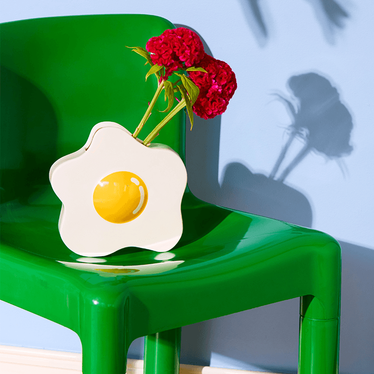 Keramisk kitch-pop-vase formet som et speilegg fra Fluid Market. 20 x 20 x 5 cm.