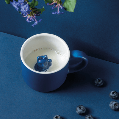 Start dagen med litt hell og lykke med de kuleste kaffekoppene Lucky Mugs. Etter hvert som du drikker fra koppen, stikker katten hodet ut av drikken og ønsker deg en god dag.   Materiale: Porselen Størrelse: 9,5 x 12 x 7 cm