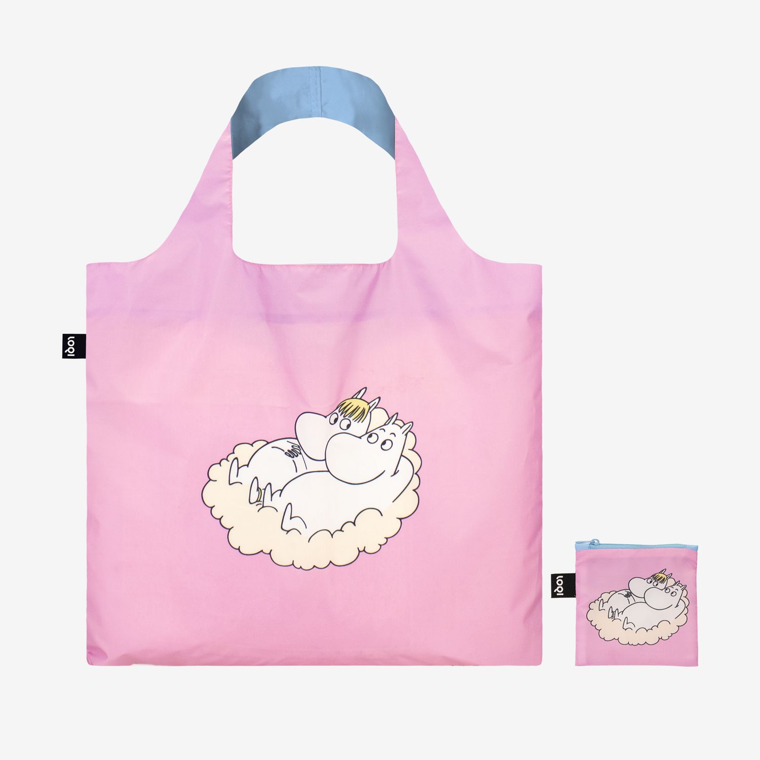 Mummi Skyen handlenett fra LOQI kombinerer hverdagsfunksjon med et ikonisk Mummimotiv. Lett, slitesterkt og vannavvisende – perfekt som handlenett, bærenett eller totebag til småhandel, jobb og reise. Nettet pakkes ned i egen glidelåslomme, har komfortable hanker for hånd eller skulder, og er laget i resirkulert taffeta med sertifiserte materialvalg. Et gjenbruksnett som faktisk tåler å bli brukt - om og om igjen.