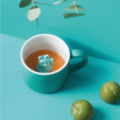 Start dagen med litt hell og lykke med de kuleste kaffekoppene Lucky Mugs. Etter hvert som du drikker fra koppen, stikker katten hodet ut av drikken og ønsker deg en god dag.   Materiale: Porselen Størrelse: 9,5 x 12 x 7 cm