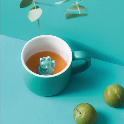 Start dagen med litt hell og lykke med de kuleste kaffekoppene Lucky Mugs. Etter hvert som du drikker fra koppen, stikker katten hodet ut av drikken og ønsker deg en god dag.   Materiale: Porselen Størrelse: 9,5 x 12 x 7 cm